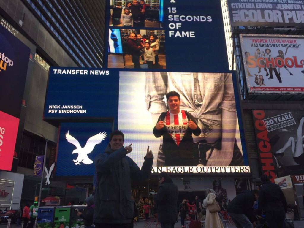 Aankondiging van mijn transfer naar PSV in New York. Een nieuw hoogtepunt in mijn carrière.