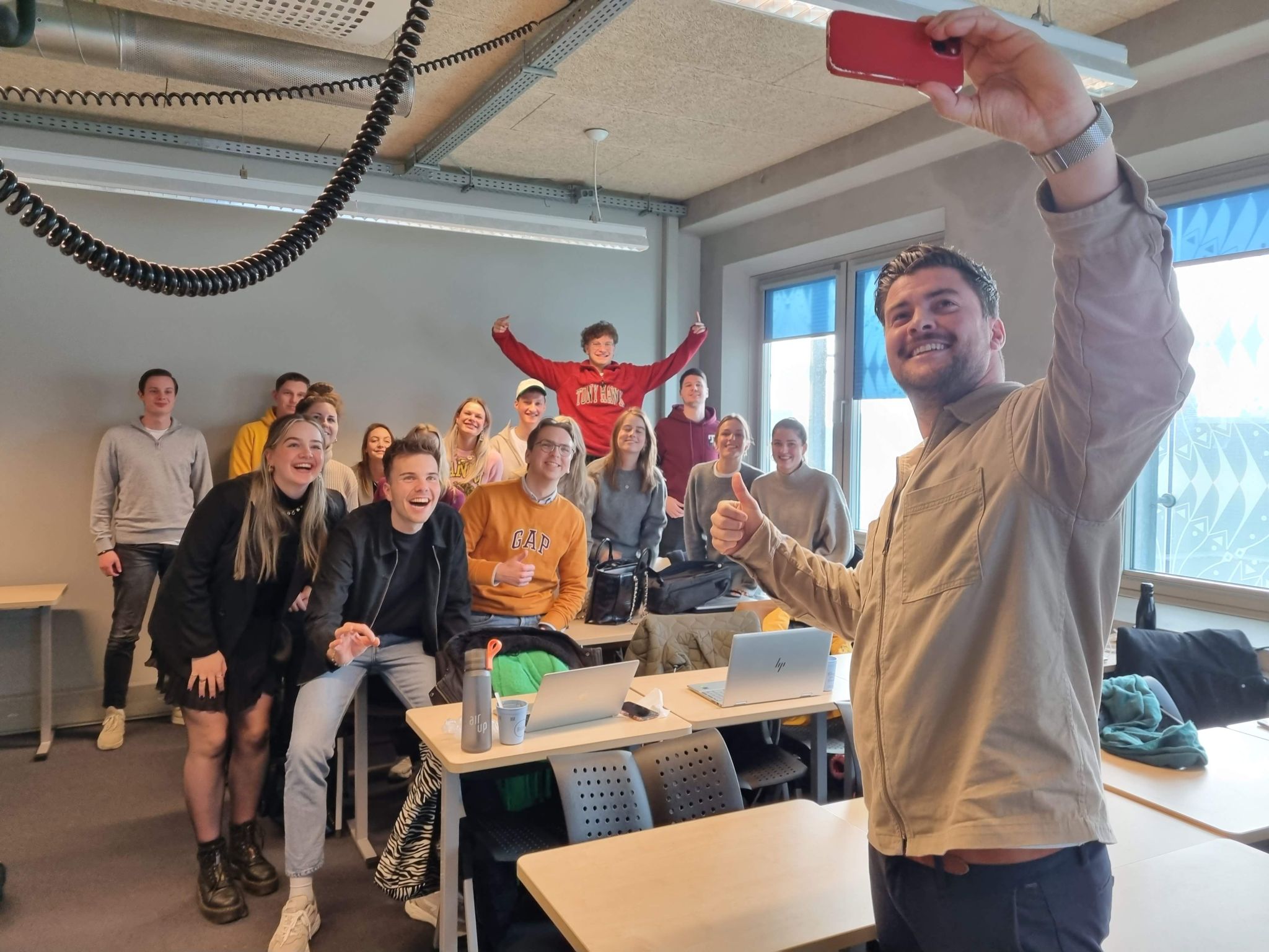 Nick maakt een selfie met de klas van Saxion