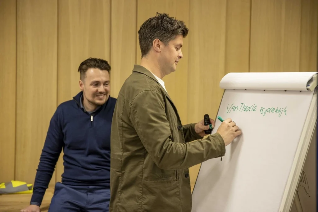 In gesprek tijdens presentaties voor Yellow Cubes