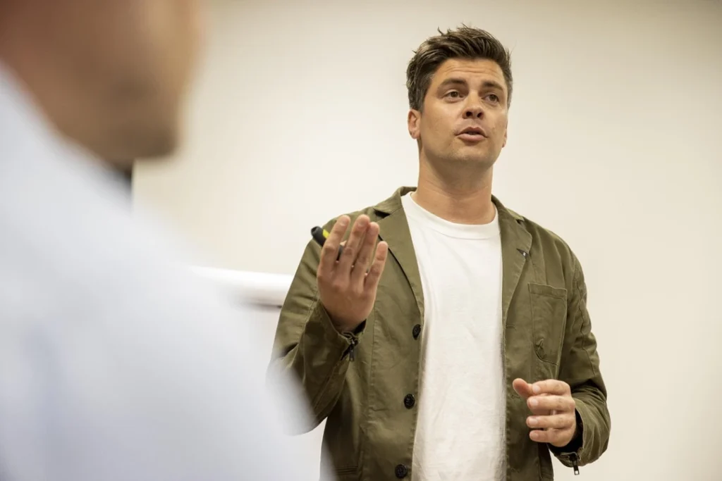 In gesprek tijdens presentaties voor Yellow Cubes